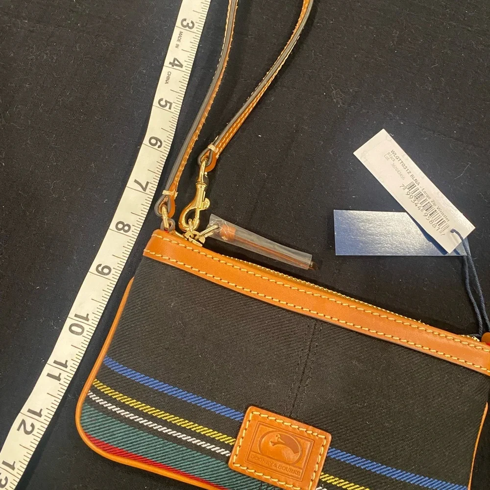 DOONEY & BOURKE large zip wristlet! Such a pretty plaid with tan leather trim!